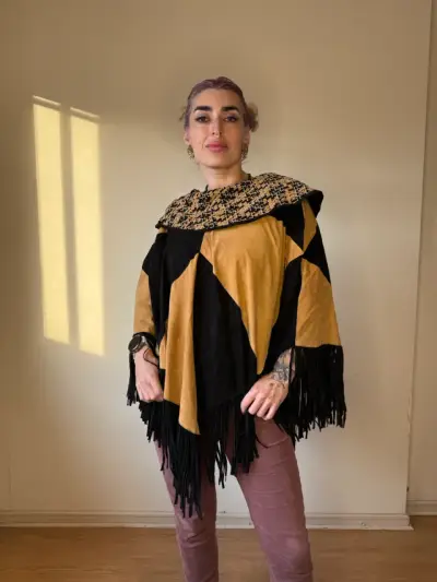 Poncho de gamuza negro y mostaza - miniatura 1