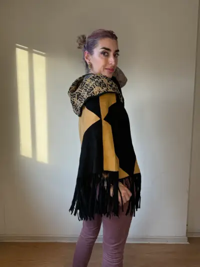 Poncho de gamuza negro y mostaza - miniatura 2