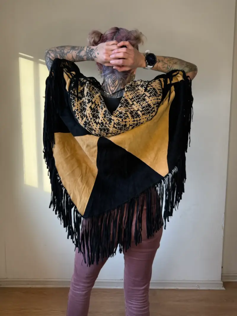 Poncho de gamuza negro y mostaza - 3