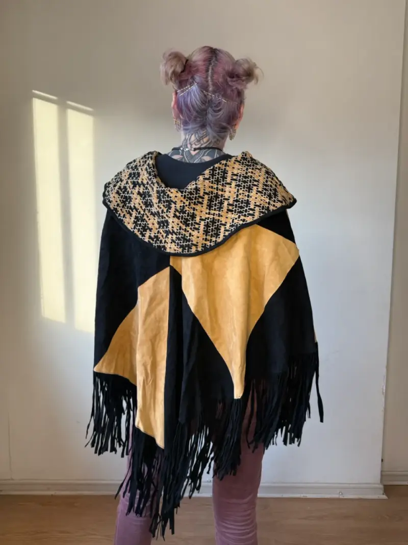 Poncho de gamuza negro y mostaza - 4