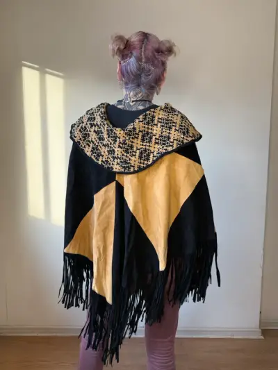 Poncho de gamuza negro y mostaza - miniatura 4