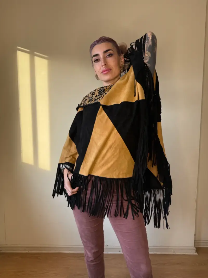 Poncho de gamuza negro y mostaza - 5