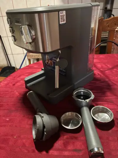 Cafetera espresso Oster con accesorios - miniatura 1