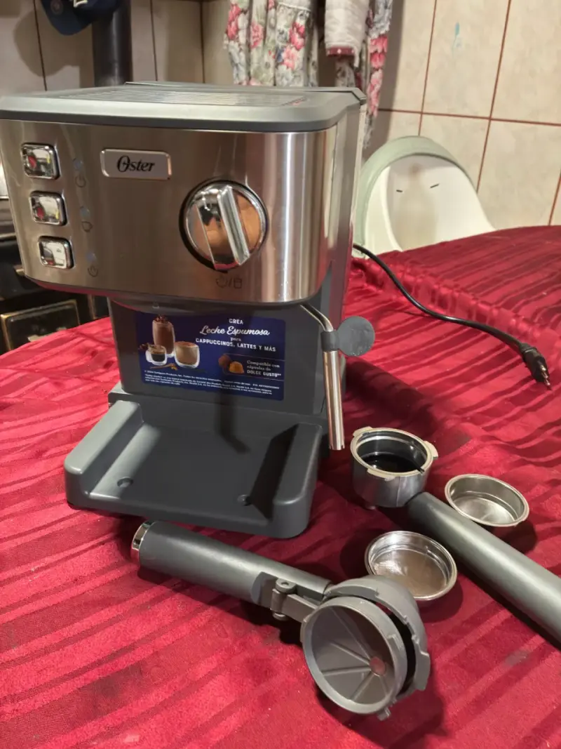 Cafetera espresso Oster con accesorios - 3