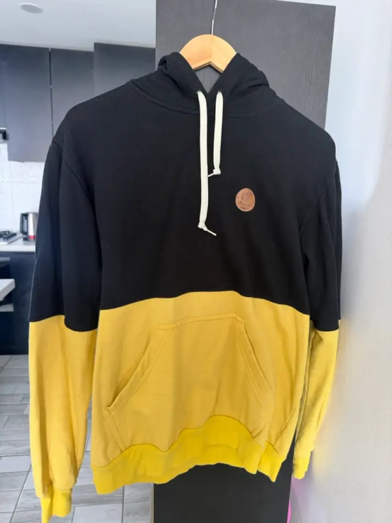 Polerón bicolor negro y amarillo con capucha - 1