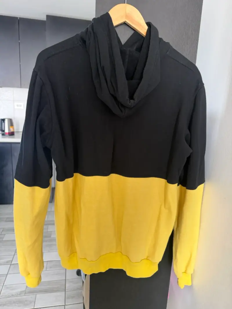 Polerón bicolor negro y amarillo con capucha - 2