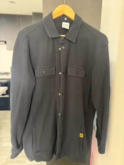 Chaqueta negra de hombre Zara con bolsillos - miniatura 3