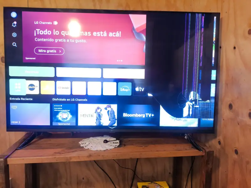 Televisor LG con pantalla rota para repuestos