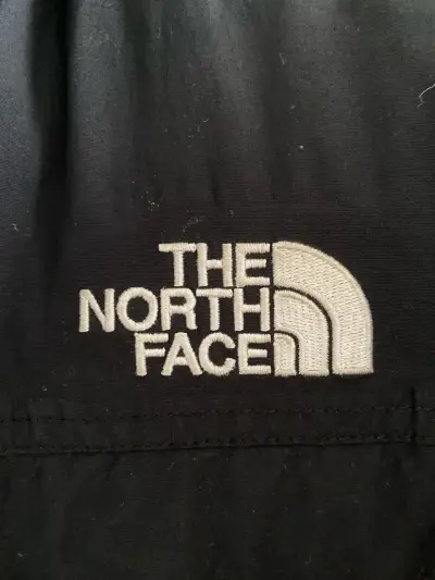 Chaqueta The North Face negra impermeable - miniatura 4