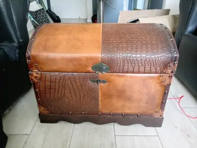 Baúl antiguo/vintage de cuero genuino - miniatura 1