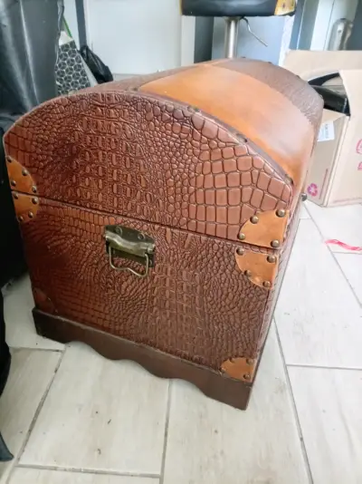 Baúl antiguo/vintage de cuero genuino - miniatura 2