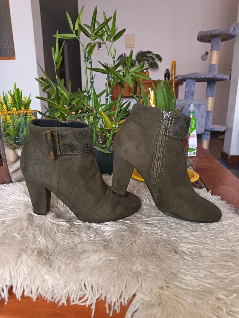 Botines de gamuza verde oliva con tacón alto - 1