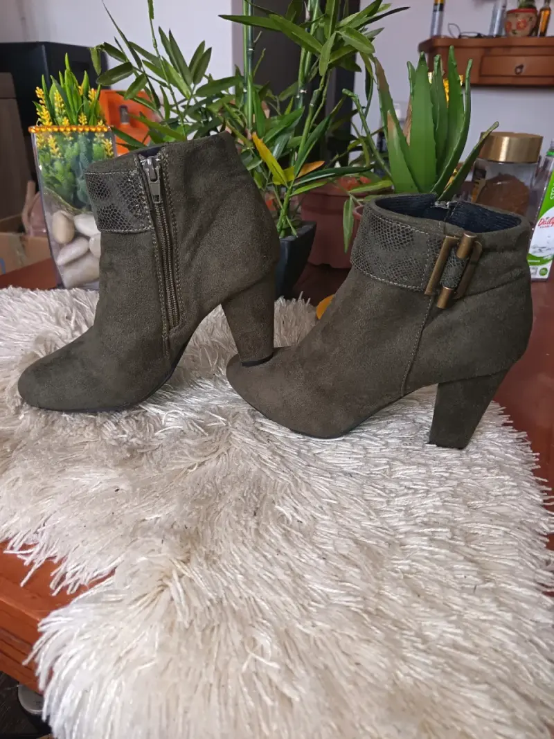 Botines de gamuza verde oliva con tacón alto - 2