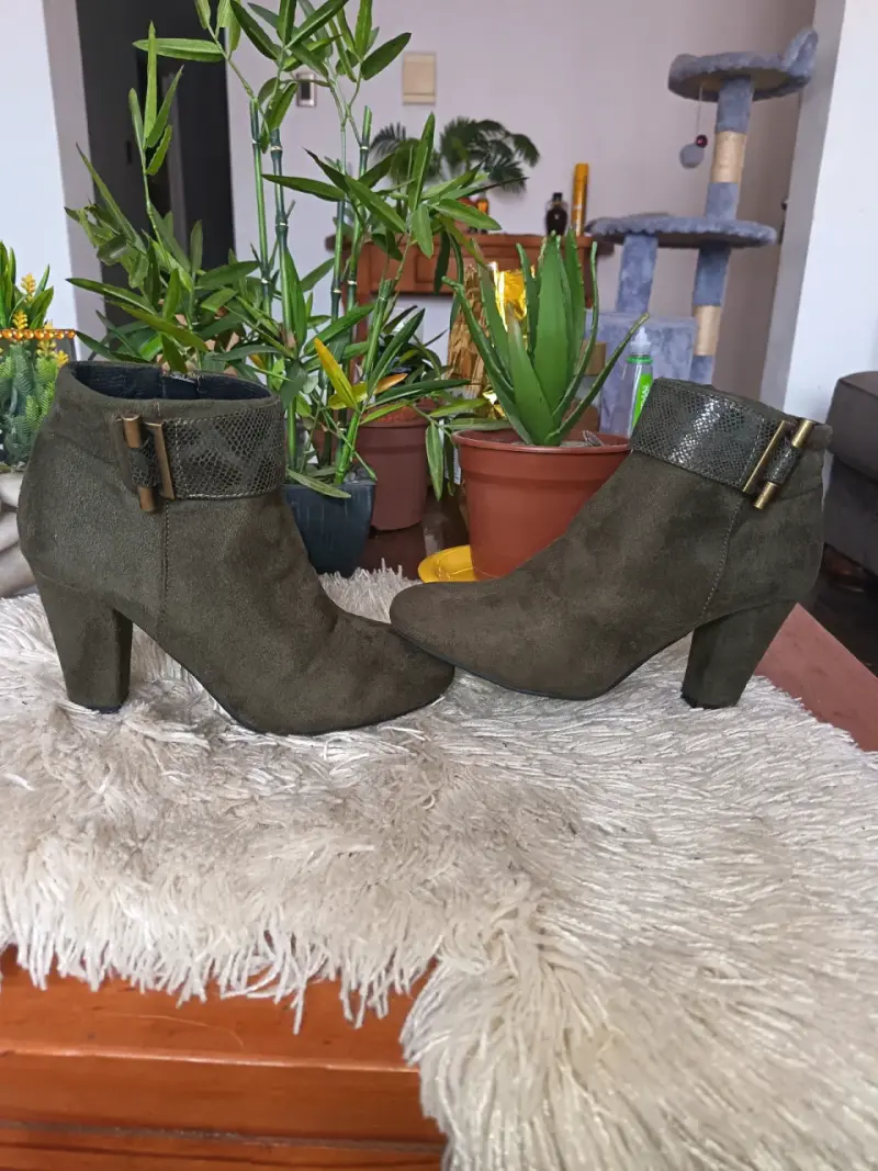 Botines de gamuza verde oliva con tacón alto - 3