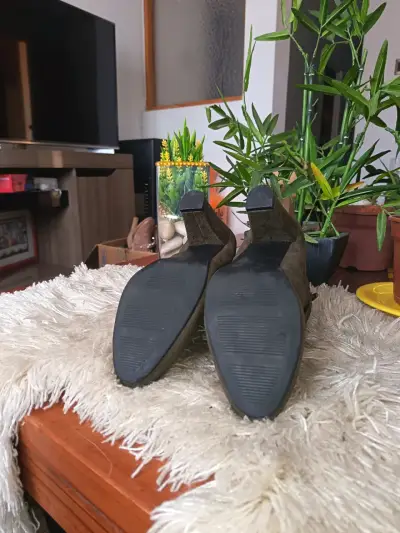 Botines de gamuza verde oliva con tacón alto - miniatura 4