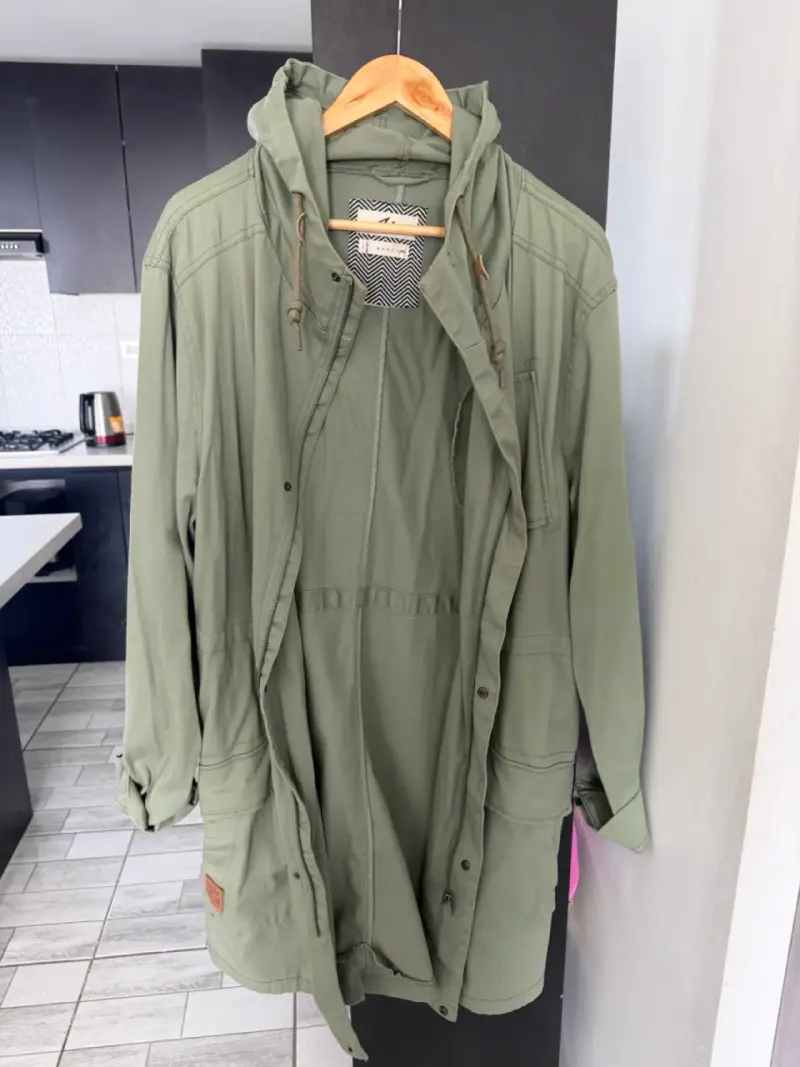 Parka verde con capucha para mujer - 1