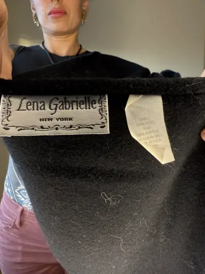 Capa Negra de Lana con Detalles en Volantes - miniatura 6