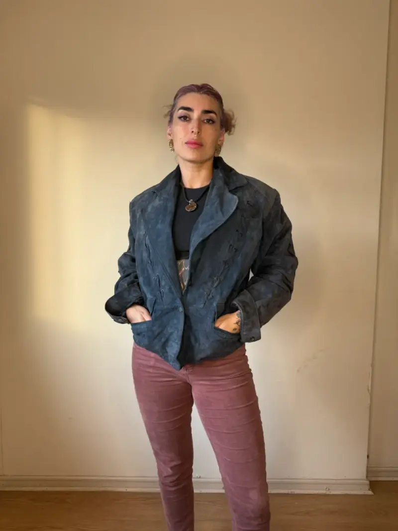 Chaqueta de gamuza gris con flecos - 1