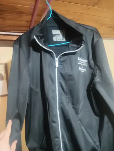 Chaqueta negra con cierre y capucha - miniatura 1