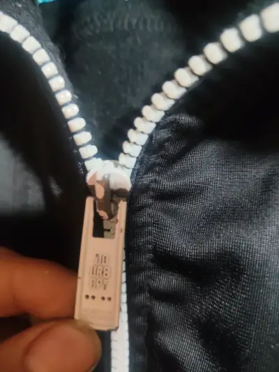 Chaqueta negra con cierre y capucha - miniatura 2