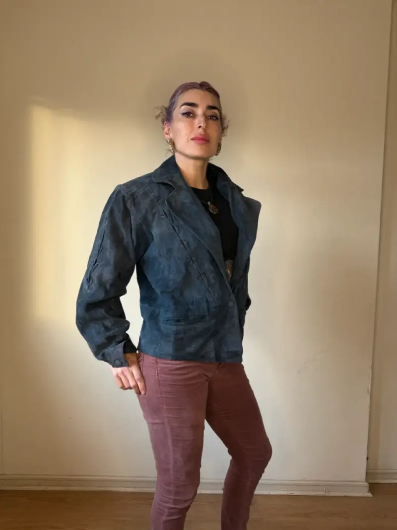 Chaqueta de gamuza gris con flecos - 3