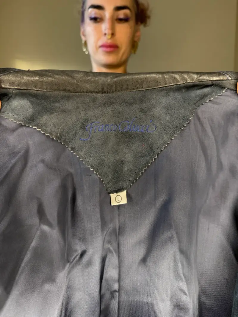 Chaqueta de gamuza gris con flecos - 4