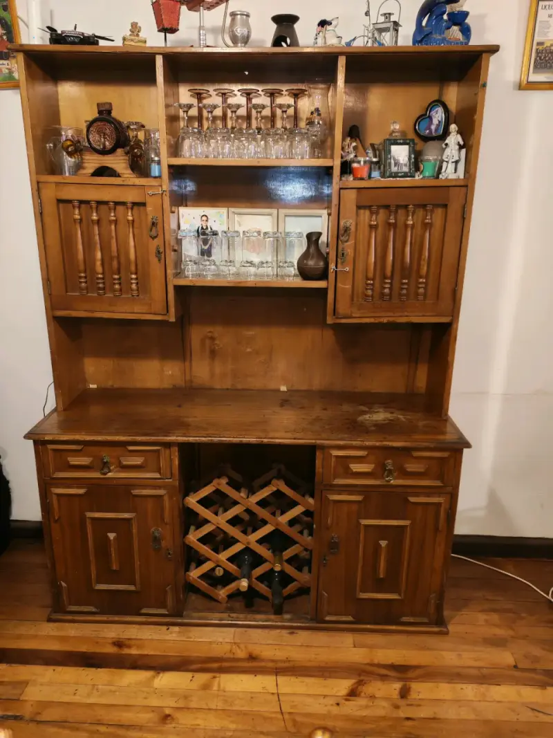 Vitrina de madera con estantes y botellero