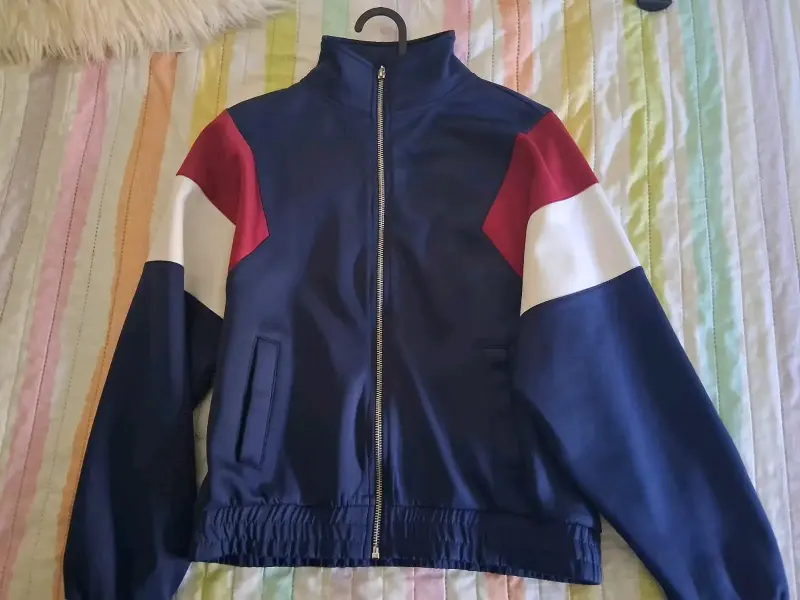 Chaqueta azul con detalles rojos y blanco