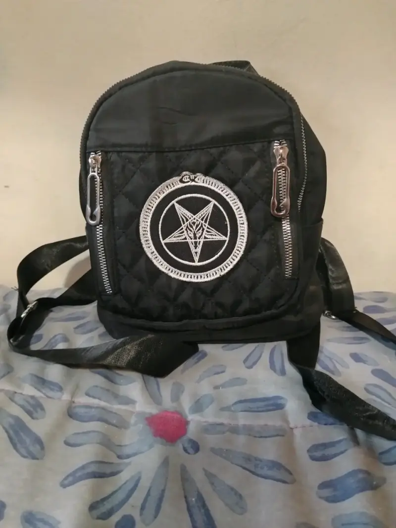 Mochila negra con diseño bordado - 1