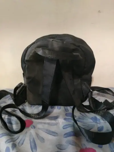 Mochila negra con diseño bordado - miniatura 2