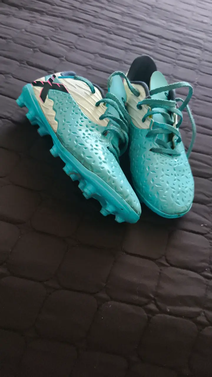 Zapatillas de fútbol turquesas para césped