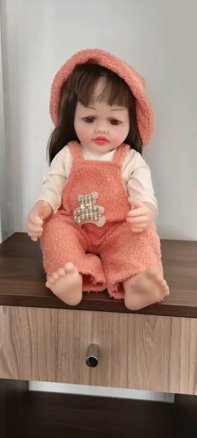 Muñeca bebé realista con ropa de colores - miniatura 1