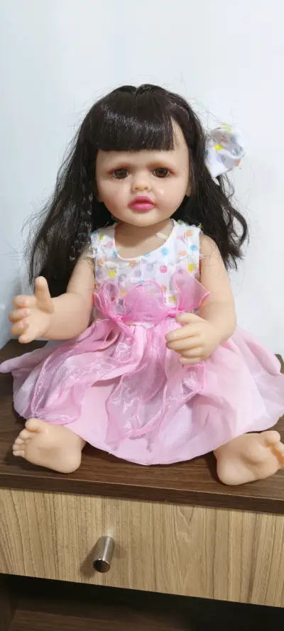 Muñeca bebé realista con ropa de colores - miniatura 2