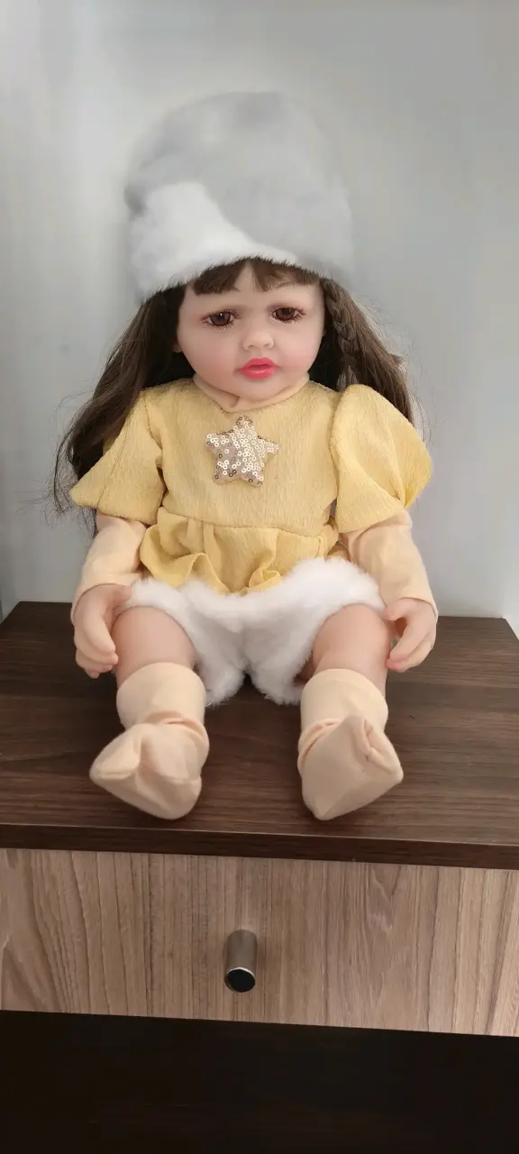 Muñeca bebé realista con ropa de colores - 3