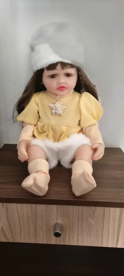 Muñeca bebé realista con ropa de colores - miniatura 3