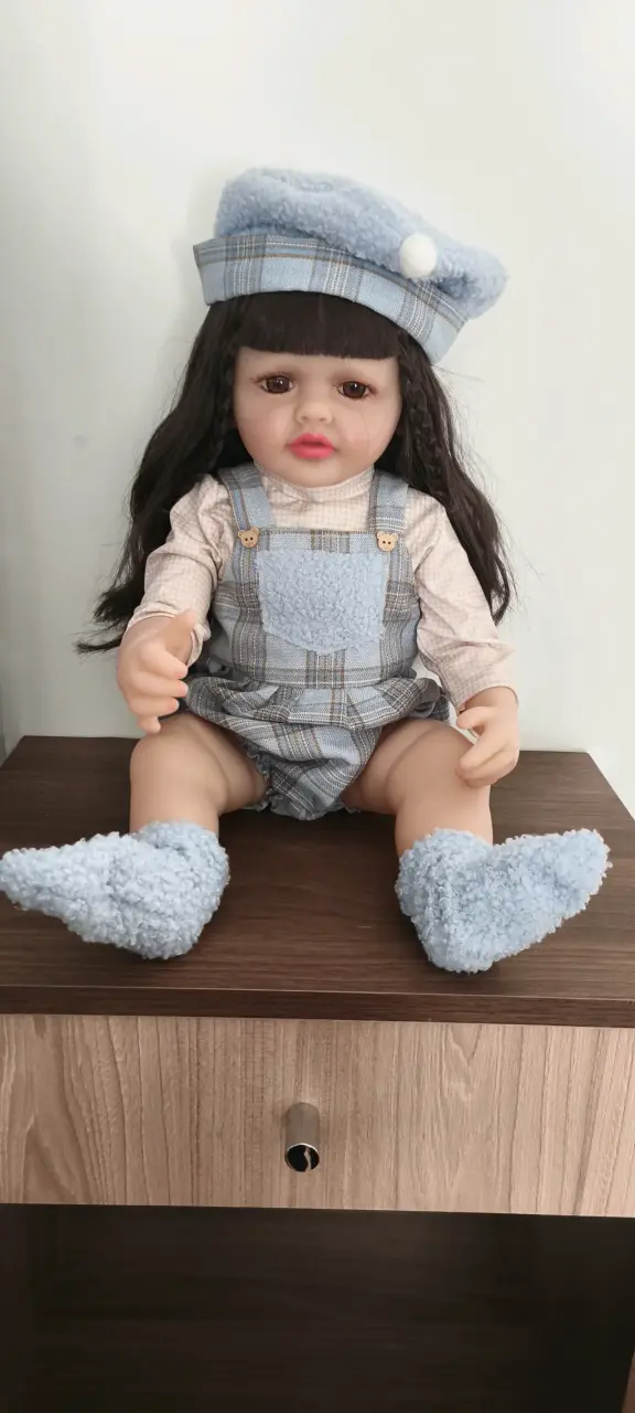 Muñeca bebé realista con ropa de colores - 4