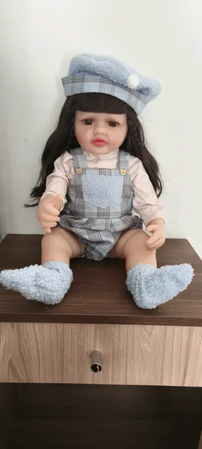 Muñeca bebé realista con ropa de colores - miniatura 4