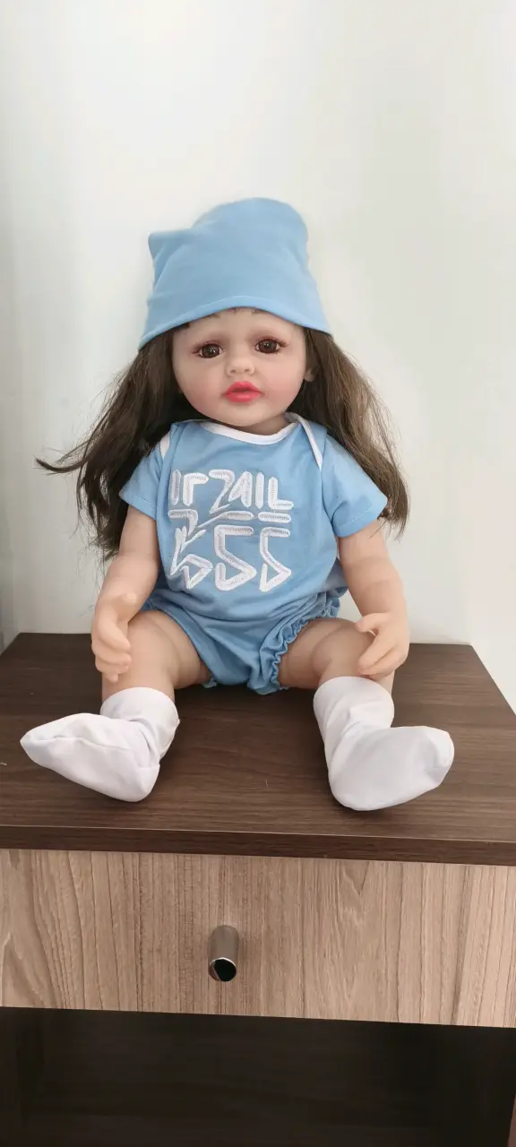 Muñeca bebé realista con ropa de colores - 5