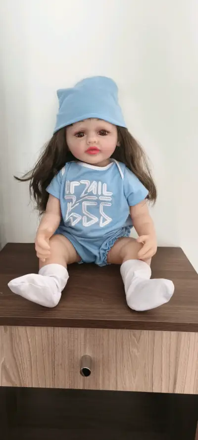 Muñeca bebé realista con ropa de colores - miniatura 5