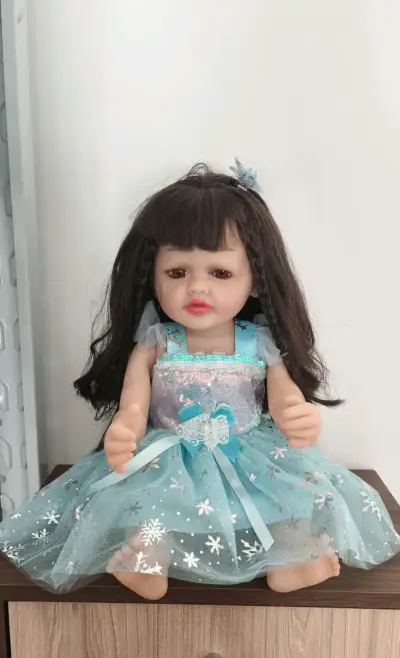 Muñeca bebé realista con ropa de colores - miniatura 6