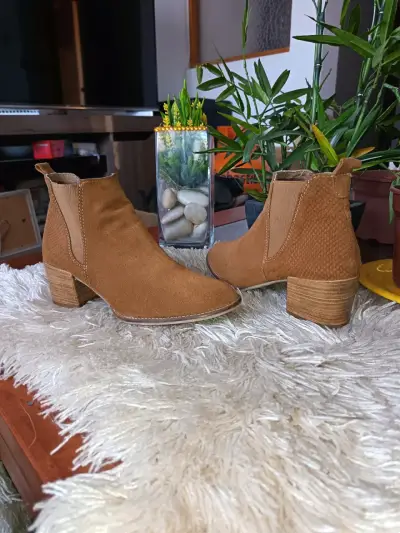 Botines de gamuza marrón con tacón bajo - miniatura 1