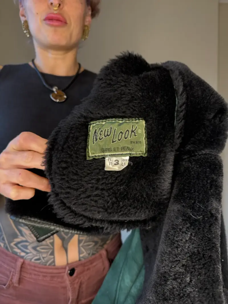 Abrigo gamulán verde con forro negro - 6