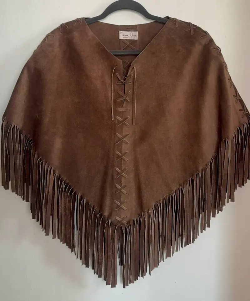 Poncho de gamuza marrón con flecos - 1