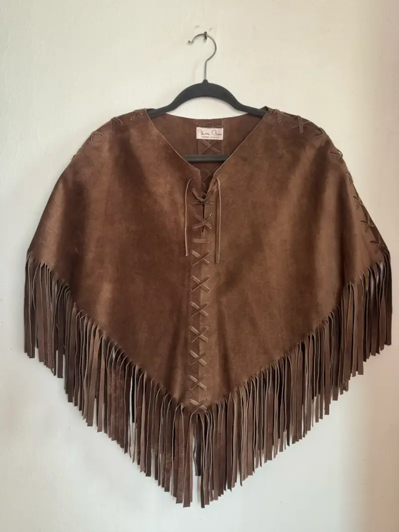 Poncho de gamuza marrón con flecos - 2