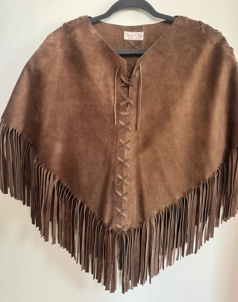 Poncho de gamuza marrón con flecos - 3