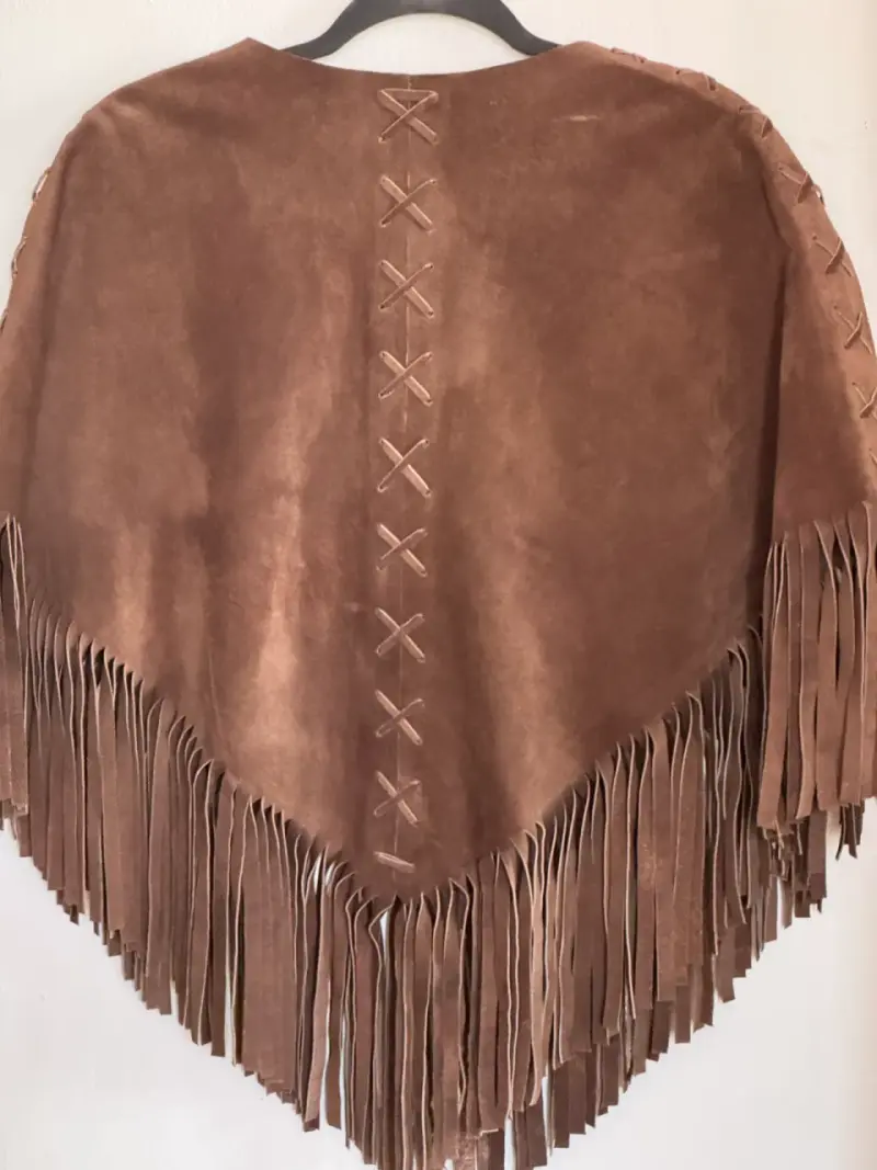 Poncho de gamuza marrón con flecos - 4