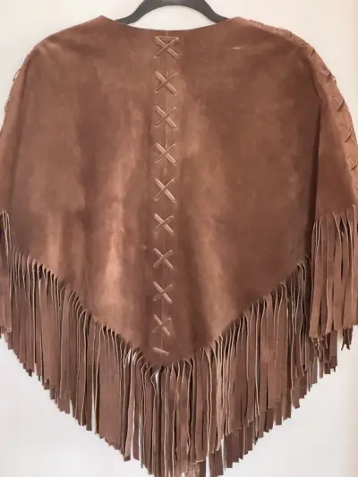 Poncho de gamuza marrón con flecos - miniatura 4