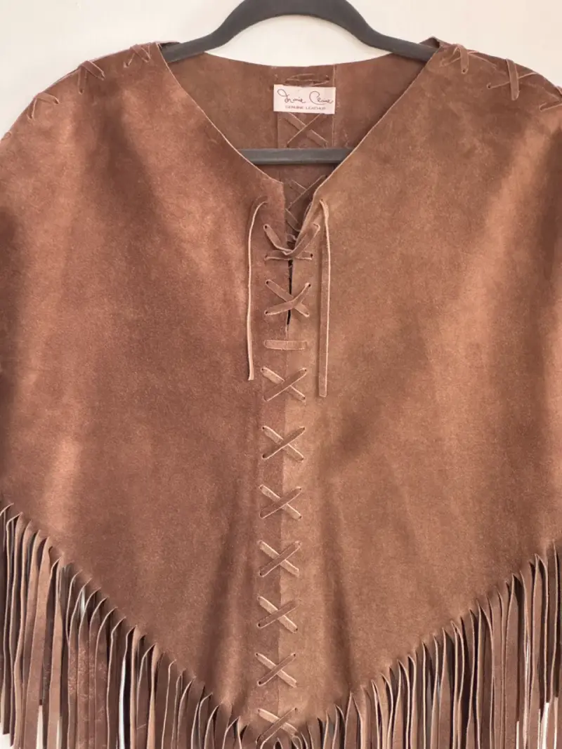 Poncho de gamuza marrón con flecos - 5