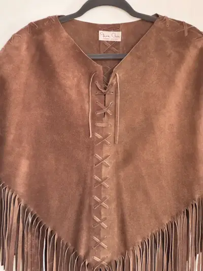 Poncho de gamuza marrón con flecos - miniatura 5