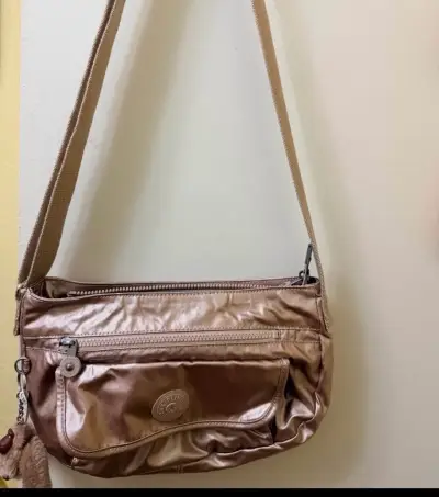Bandolera Kipling color bronce con llavero mono - miniatura 4